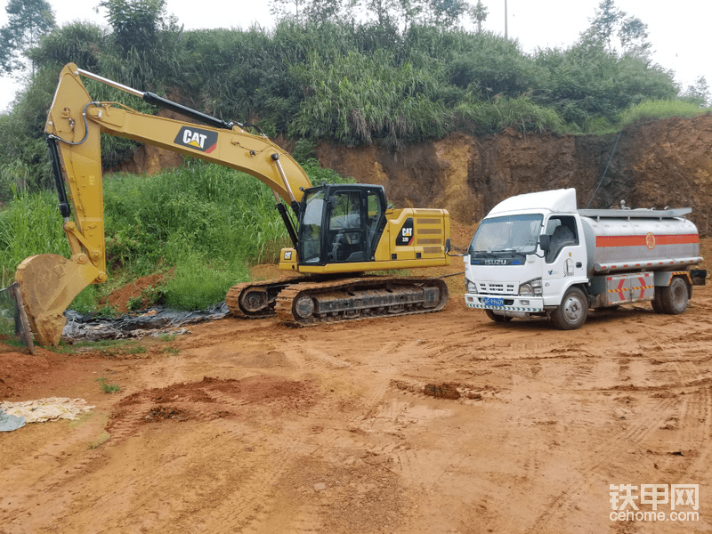 在河北保定徐水購買的慶鈴600p加油車，罐容量約6方，在中石化批發(fā)的柴油，8月4日時(shí)每升約5.2元，每次購買量8噸起發(fā)貨(沒開票)，中石化加油站零售價(jià)7.05元!<img class="smiley" src="/img/smiley/new/tiejia3.gif">