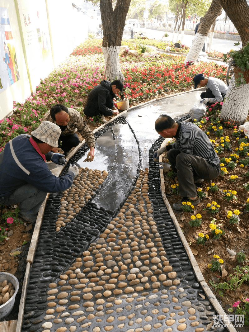 雨花石鋪裝班組――還要注意班組人員的流動(dòng)性，以及業(yè)務(wù)區(qū)域性。