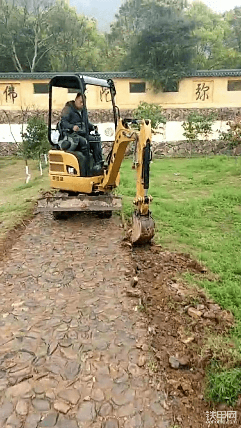 挖机园路侧石沟整理中……