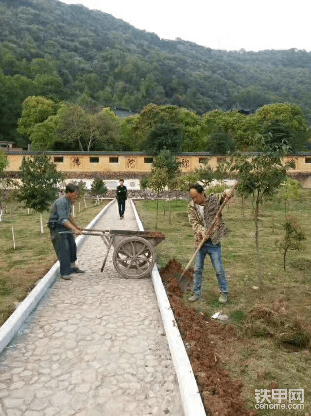 側(cè)石安裝完畢后，背面黃泥恢復(fù)，草皮恢復(fù)。