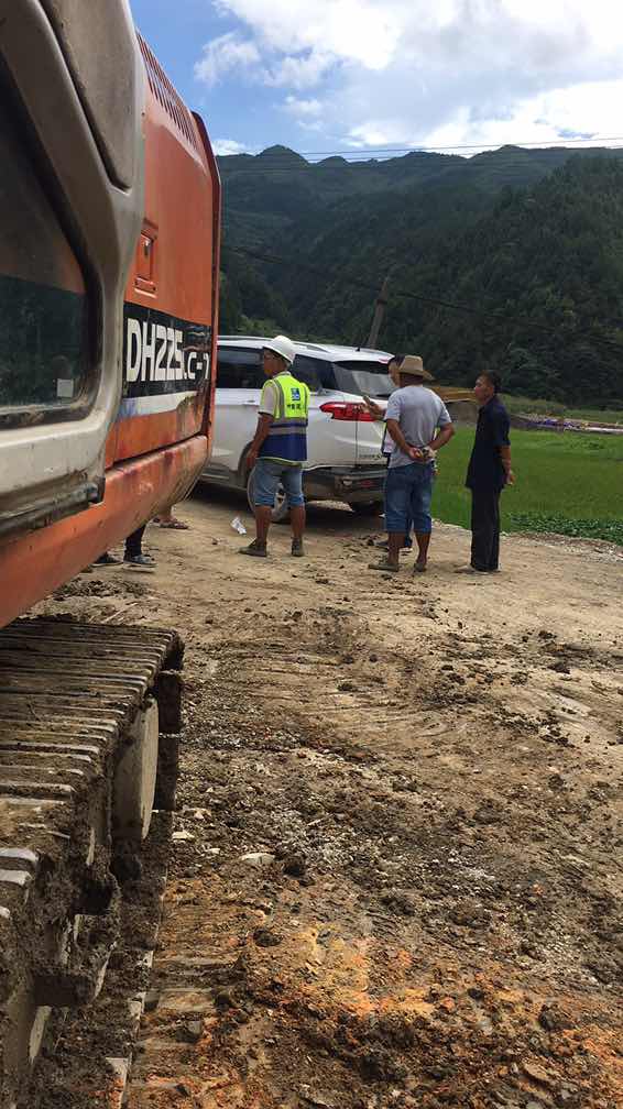 干活沒注意碰到別人車了