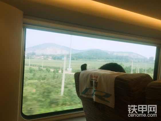 窗外的風景，加一個濾鏡就是德國小鎮(zhèn)了……小編權當“出國旅行”了<img class="smiley" src="/img/smiley/new/tiejia3.gif"><img class="smiley" src="/img/smiley/new/tiejia3.gif"><img class="smiley" src="/img/smiley/new/tiejia3.gif"><img class="smiley" src="/img/smiley/new/tiejia3.gif">