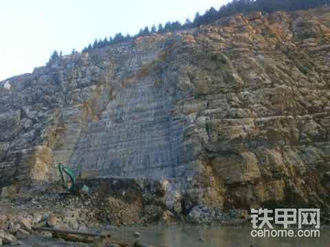 我的座駕神剛260，后面是大壩主體結(jié)構(gòu)。做石頭好不習(xí)慣，畢竟以前都是挖土，危險系數(shù)也大，工地安全抓的很嚴(yán)。
