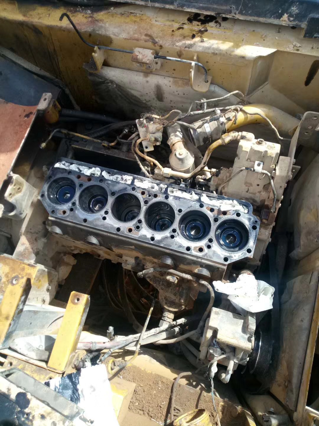 卡特336D发动机维修更换缸盖中