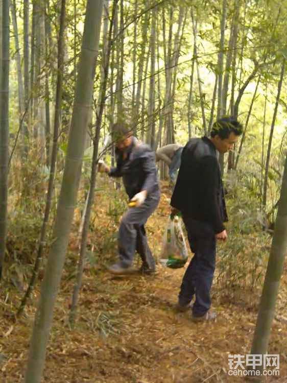 右邊提袋子的小朱（水電工帶我們?nèi)ネ谥窆S）