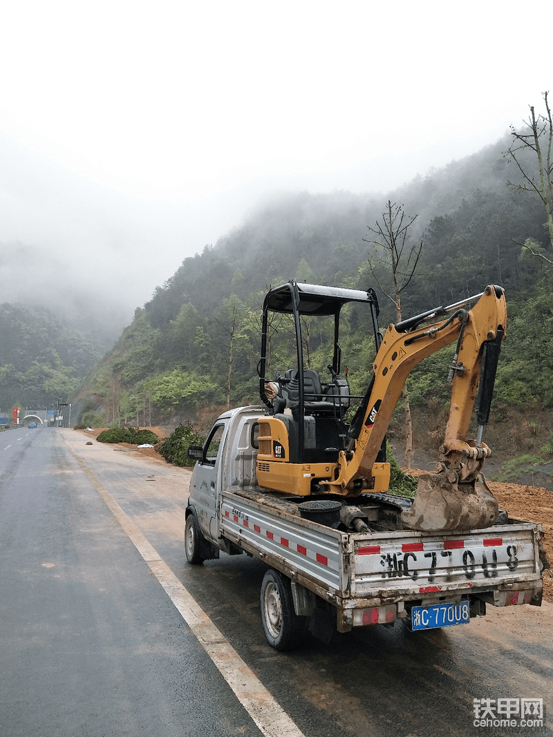 三蹦子既然收不到车费，这回换小四轮，免得这客户又和上个客户一样不平衡。