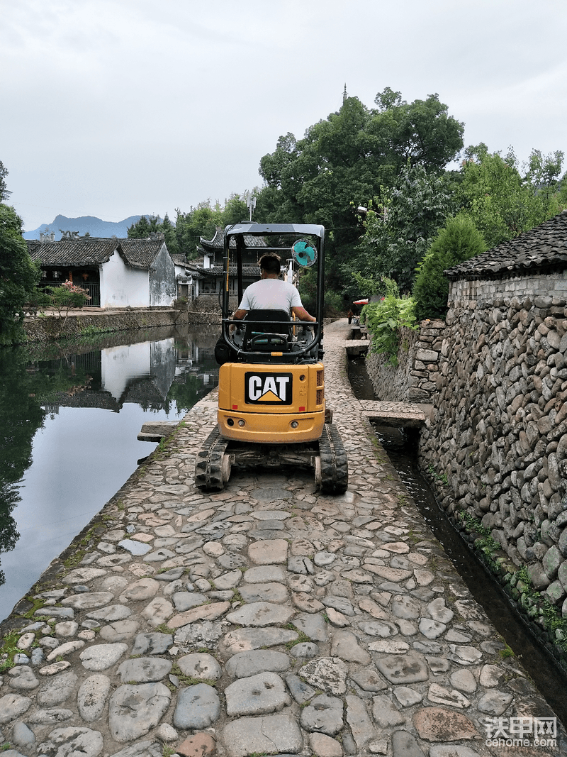 特么我CAT301.7是橡胶履带好吧！管你路面是几百年的文物石头，我直接开到了客户宅基地――