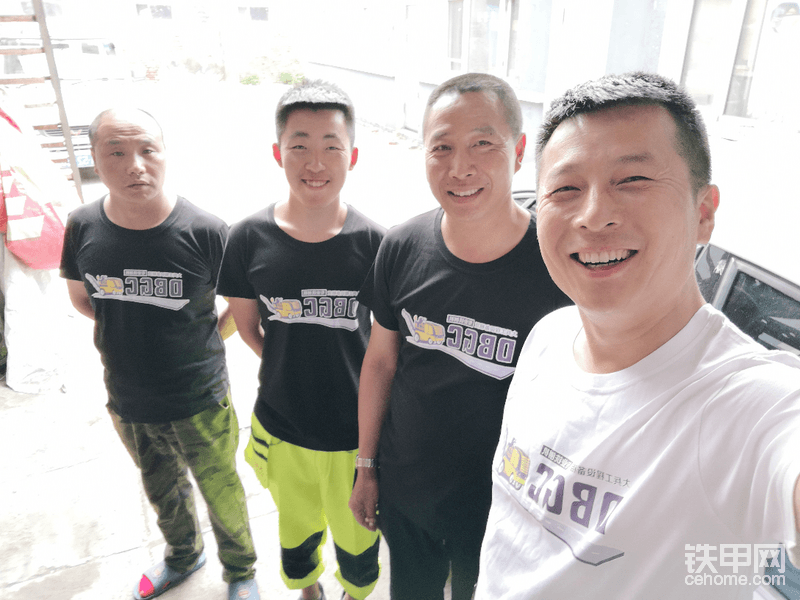 到了天都黑了，去施工現(xiàn)場來不及了。這張就是從王總那里拿到的公司員工合影。