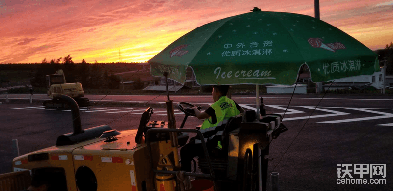 最美不過夕陽紅，夕陽西下，而我人在徐工XM503銑刨機(jī)之上，依舊一米一米做著精細(xì)的嵌入式標(biāo)線工藝，為社會(huì)做貢獻(xiàn)，我們是認(rèn)真的。大師級(jí)的拍照求帶。????