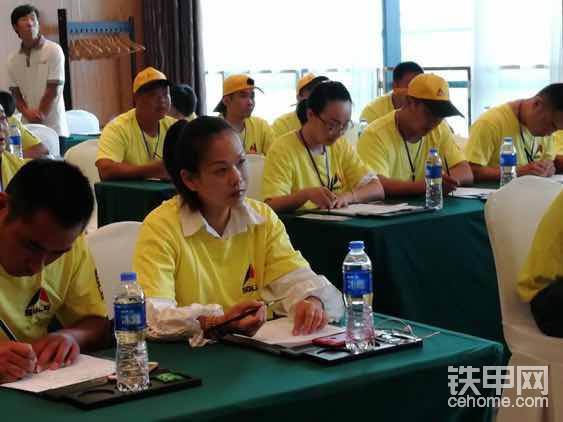 激動不激動，裝載機(jī)好學(xué)員有兩名女司機(jī)?？磥恚b載機(jī)門檻不高嗎？！等下逮她們采訪去！