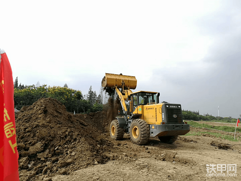 裝載機(jī)操作考核，由于手機(jī)沒電了。裝載機(jī)操作考核就拍了一張照片。