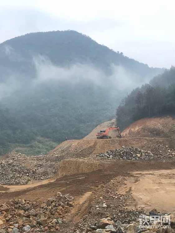 烟雨朦胧，远处山头的日立。