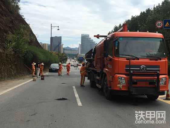 人员正在进行最后的路面清扫