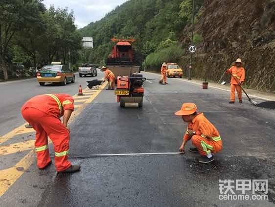 到达一处路面维护施工现场，已经到尾声。工人正在进行最后的测量