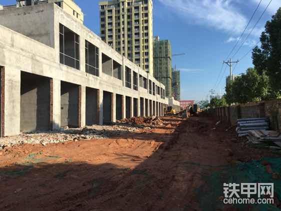 采訪的工地是一個(gè)房地產(chǎn)項(xiàng)目，楊超的挖掘機(jī)是沃爾沃200BLC