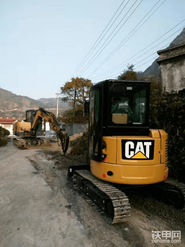 35机参与村内农村饮用水安全提升建设，对自来水管进行了更换和升级！