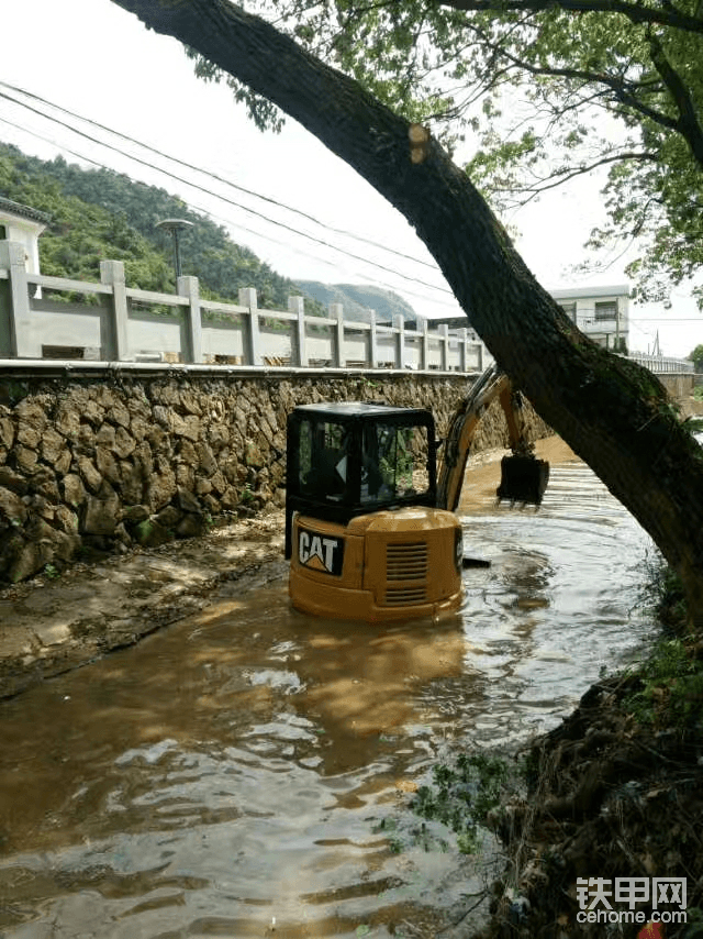 35机参与村内溪流整治，小河道疏通……