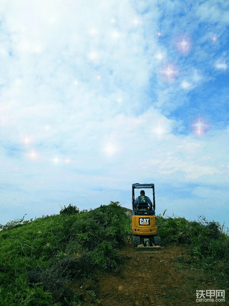 从没发现，17机有这么美丽的背影，此刻：这山、这天空、这迷你的17――就是最美的风景