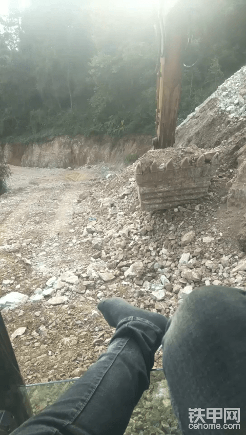 十六岁就跟着老爹在工地了