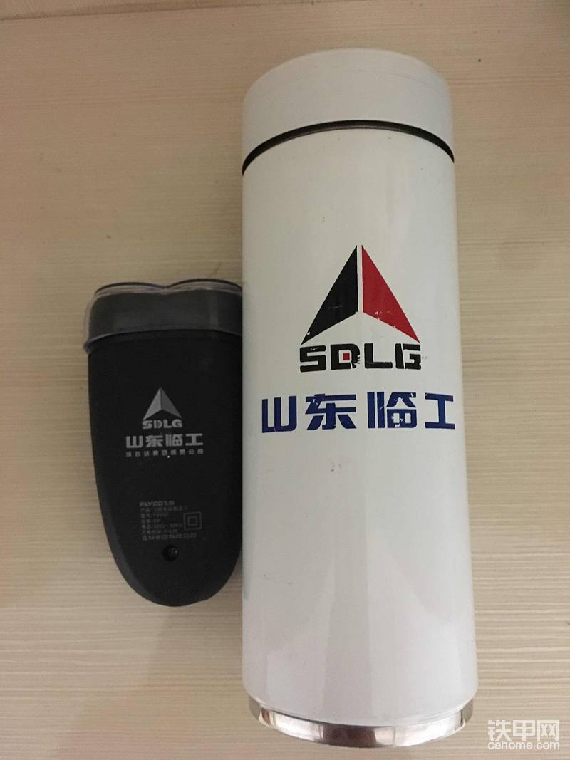 購(gòu)車禮品(還有很多節(jié)日發(fā)放的各種禮品我就不一一拍照了)。最大的一個(gè)禮品就是13年購(gòu)車送出國(guó)游(泰國(guó)喲，感受一下人妖的魅力～)也不知道臨工什么時(shí)候再搞這種活動(dòng)。