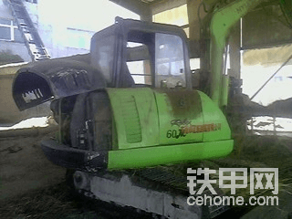 我來(lái)說(shuō)說(shuō)我這個(gè)，我接班是下午4點(diǎn)，干了不到一小時(shí)，天也基本黑了！我就發(fā)現(xiàn)動(dòng)作不太對(duì)，干久了都有感覺(jué)，我在車(chē)上就感覺(jué)前面的夾子不太對(duì)，于是下車(chē)查看，借著燈光發(fā)現(xiàn)在連接拉桿（就是馬拉頭上面那個(gè)軸）的邊上有一道口子，二臂4個(gè)面省3個(gè)面了，無(wú)法干活了！我就將車(chē)停在一邊，報(bào)告班長(zhǎng)，班長(zhǎng)問(wèn)我還能干嗎？我說(shuō)不能干，再干就掉下來(lái)了！也巧了！我們另一條生產(chǎn)線(xiàn)的挖機(jī)二臂也斷了，也停在一邊，可惜半夜接班的老司機(jī)想給它對(duì)上岔，焊上繼續(xù)干，結(jié)果徹底下來(lái)了！給鏟斗油缸整變形了！一個(gè)星期后，兩臺(tái)車(chē)都修好了！我那臺(tái)用鐵板將4個(gè)面加固了，那臺(tái)換了個(gè)油缸。我們又繼續(xù)干活，問(wèn)題來(lái)了，我班長(zhǎng)告訴我，這是責(zé)任事故，要發(fā)我錢(qián)，說(shuō)焊這個(gè)二臂工時(shí)費(fèi)400，廠(chǎng)里罰400元，那臺(tái)車(chē)罰2000。我當(dāng)時(shí)就一臉蒙圈，這能怪我？你這車(chē)哪天要是著火了！我怎么還得給你賠輛車(chē)啊？我不干了，當(dāng)時(shí)我就下車(chē)走人，我去找公司老總，正好那臺(tái)車(chē)司機(jī)也去，我們就一起去辦公樓了！