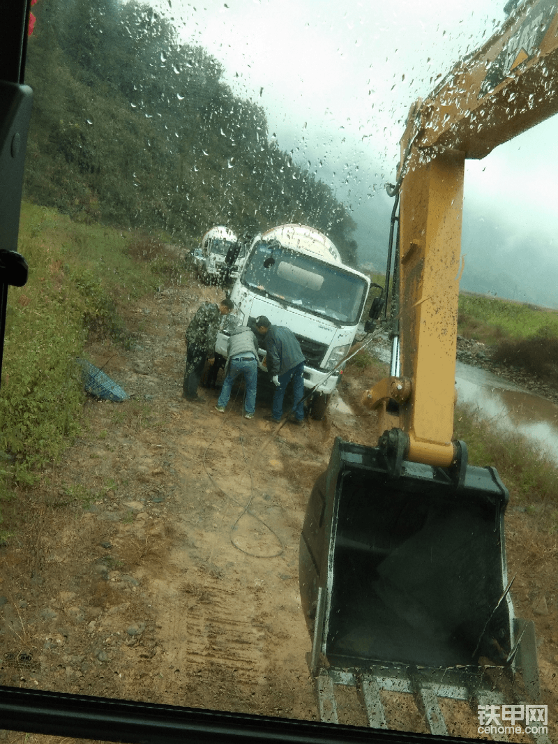 真心拉不動，120還可以，這個(gè)鋼絲繩還拉斷了，這個(gè)時(shí)候車已經(jīng)很斜了，我下去看了，后輪都完全陷進(jìn)去了