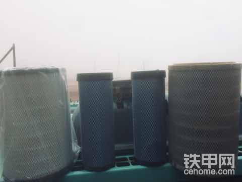 新舊對(duì)比，我的空濾在修理店拿的貨，一套130大洋基本是2個(gè)月?lián)Q一套，途中偶爾拿出來拍拍灰塵，因?yàn)槠胀諝鉃V芯的過濾效果和密封效果和高質(zhì)量濾芯是不能相比的，所以不建議長久使用，作業(yè)灰塵較大的話可以提前更換，不能因小失大！有條件還是上唐納森吧600多一套，要買到正品哦，使用壽命可以延長，半年一換沒問題，具體還是要看工況來定。對(duì)了這里建議大家空濾臟了不要用高壓氣去吹，其過濾心材料大多為紙質(zhì)過濾材料的纖維層具有吸附灰塵顆粒的作用，纖維層一旦破壞，空濾的過濾性能也就不復(fù)存在了。                            最好還是把外空濾取下來用棍子輕輕敲打就行了，實(shí)在太臟了就換吧，不要撿了芝麻丟了西瓜。
