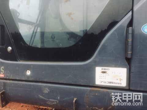 最近這幾年進(jìn)口神剛機(jī)駕駛室基本都粘貼了金屬車牌，什么型號(hào)、年份、最大負(fù)重、和機(jī)械番號(hào)。（我在深圳鳳凰市場(chǎng)看到的）