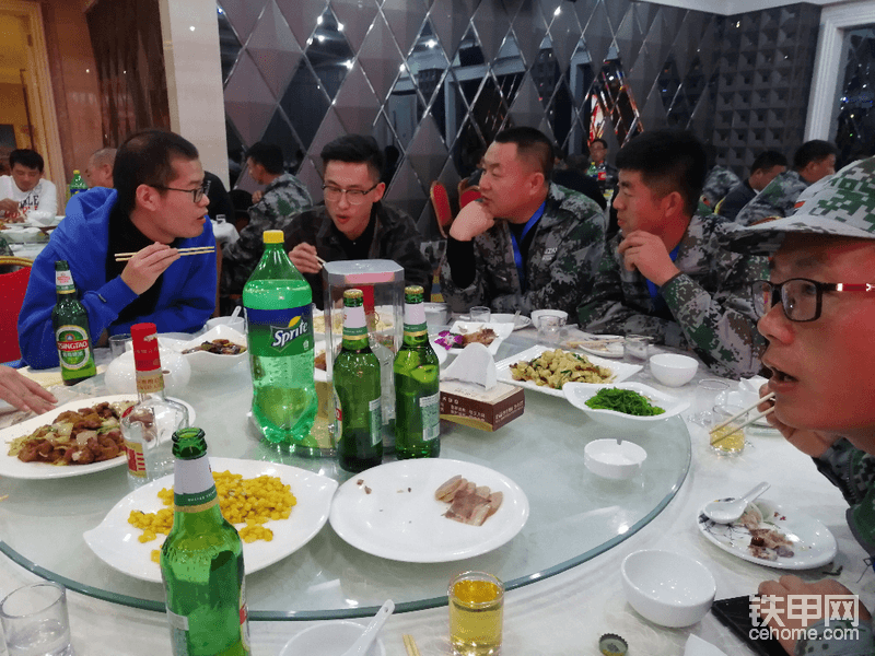 機友們把酒言歡 ， 很熱鬧