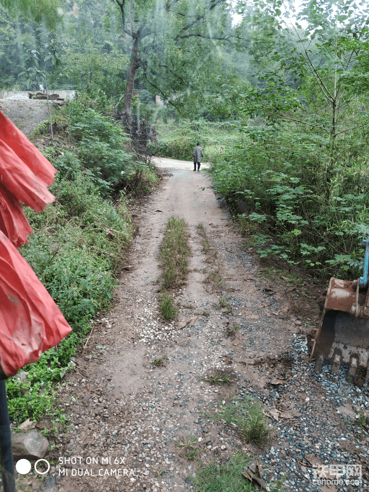 中午转到工地，修路。