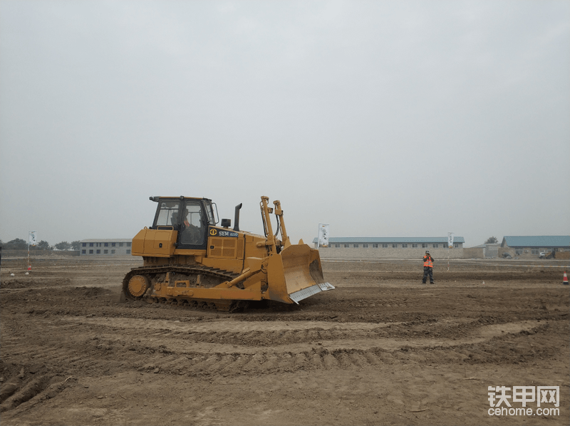 學(xué)員以樁筒為界限，推土機(jī)原地旋轉(zhuǎn)，然后車輛繞過Z字型樁筒。