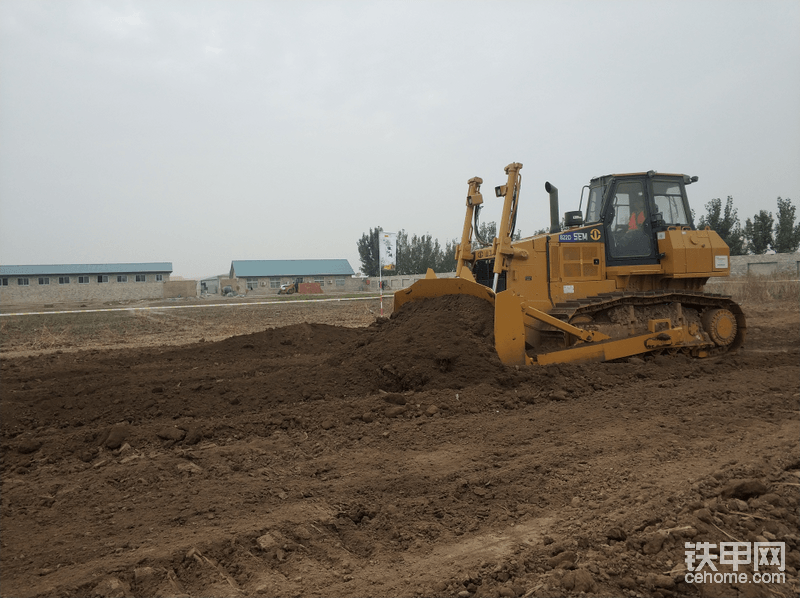 推土機(jī)比賽包括挖溝回填、Z字形繞樁、圓地旋轉(zhuǎn)、踢足球等項(xiàng)目。