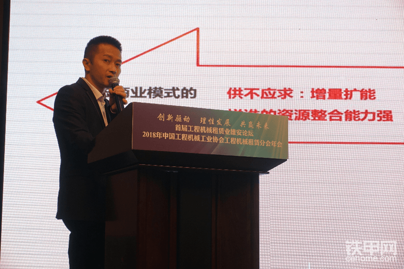 上午第四場分享來自，四川聯(lián)眾重科科技有限公司董事長邱永朋《行業(yè)變革期租賃企業(yè)發(fā)展中的思考》，講述了企業(yè)擁抱變化，能力重構(gòu)。從產(chǎn)業(yè)思維，精益求精，用戶思維，綠色發(fā)展，共享思維等方面的深度思考…核心思想：輕資產(chǎn)，重能力
