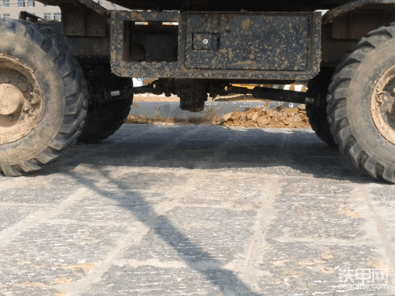 四驅(qū)的，越野能力再強的汽車，也強不過輪挖，小障礙用胳膊支著點過，輪子走不動，還能修路過～