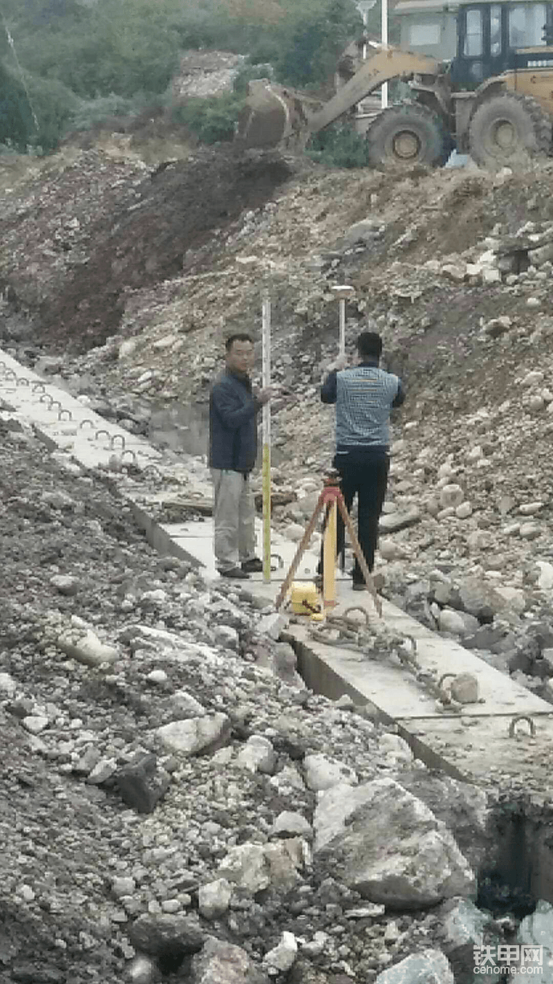在这个海岛上工人缺乏，领导班子亲自上阵，看看这架势，领导帅气吧[表情]