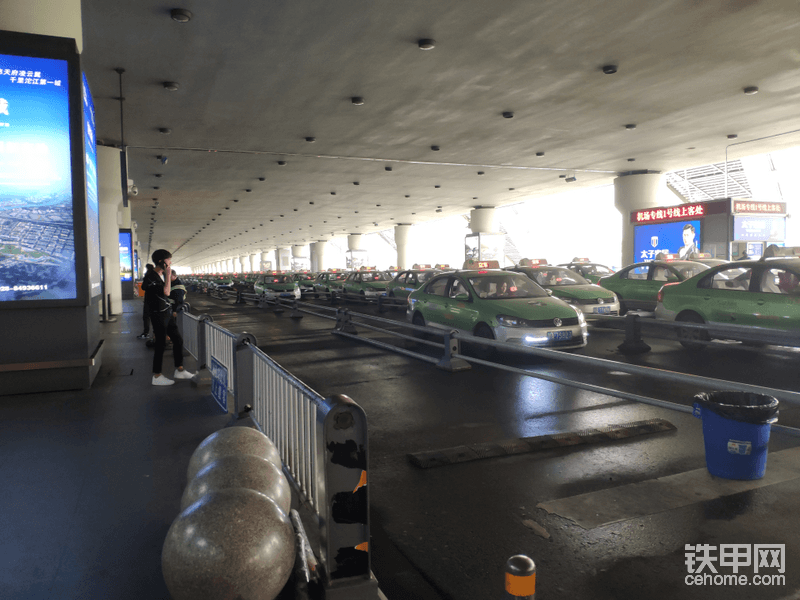 抵達成都雙流機場

話說:
難道沒有朋友想吐槽一下成都彪悍的出租車計價標準嘛？
小編感覺今天繞路了，被坑了，有點伐開心<img class="smiley" src="/img/smiley/new/tiejia23.gif"><img class="smiley" src="/img/smiley/new/tiejia23.gif">