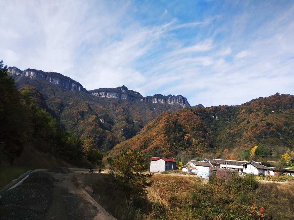 深山秋意浓，霜叶别样红