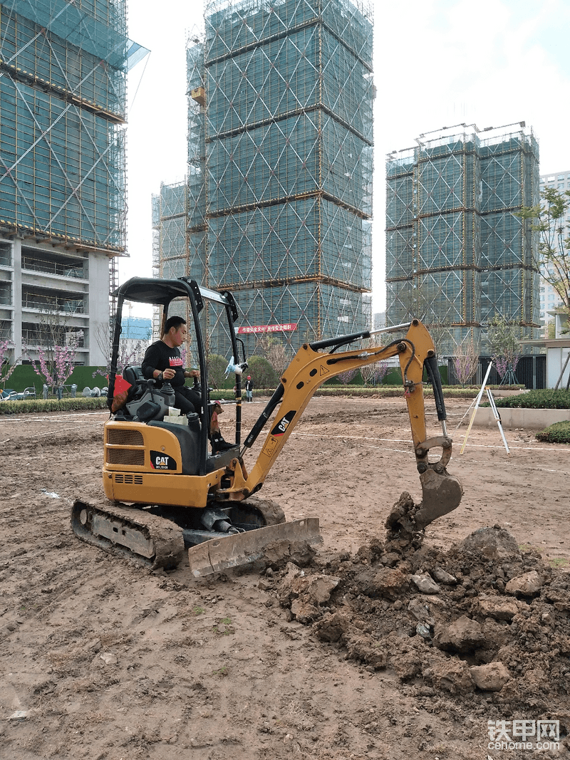 弱电线路开挖。
工况为地下室顶板上，土方下面有波纹管道，面层小管开挖，绿化带整理。
万科一大堆技术员，工程师现场拍照，享受万众瞩目！
干了4天，台班费收了4800，运费200。