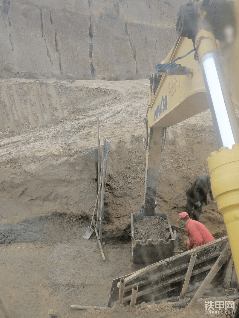 閑了出去打混泥土，這其中十多天，老板直接把我丟工地一個人開，老爽了。雖然是山里，沒小賣部，可是每天很高興，施工員一開始罵到不端到后來夸我到的好，挺開心的，有一天鏈板掉了，我常在快手看別人裝鏈板，就想著試試，和鏟車師傅鼓搗了一會，裝不上去，于是給以前老<img class="smiley" src="/img/smiley/new/tiejia3.gif"><img class="smiley" src="/img/smiley/new/tiejia3.gif"><img class="smiley" src="/img/smiley/new/tiejia3.gif"><img class="smiley" src="/img/smiley/new/tiejia3.gif"><img class="smiley" src="/img/smiley/new/tiejia3.gif">板的司機(jī)也是我以前的師傅發(fā)視頻，他說先放黃油。然后，用鏟牙勾住鏈板邊往回頂邊往高抬，安了兩個小時安好了，開心<img class="smiley" src="/img/smiley/new/tiejia3.gif">