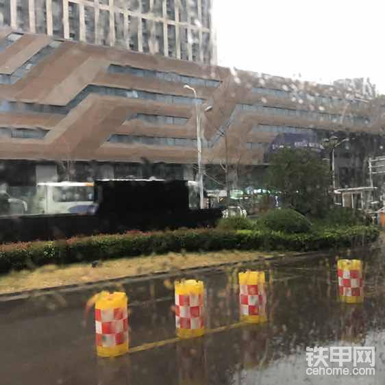 要出发了，下过雨太冷啦！来之前查了一下徐州20度，可是……明明比北京还冷<img class="smiley" src="/img/smiley/new/tiejia28.gif"><img class="smiley" src="/img/smiley/new/tiejia14.gif"><img class="smiley" src="/img/smiley/new/tiejia29.gif"><img class="smiley" src="/img/smiley/new/tiejia21.gif"><img class="smiley" src="/img/smiley/new/tiejia3.gif"><img class="smiley" src="/img/smiley/new/tiejia26.gif"><img class="smiley" src="/img/smiley/new/tiejia23.gif">