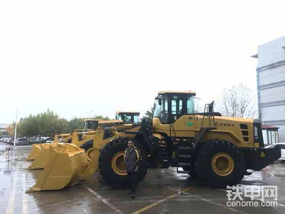 裝載機，三臺由遠及近依次變大，最大989<img class="smiley" src="/img/smiley/new/tiejia50.gif">