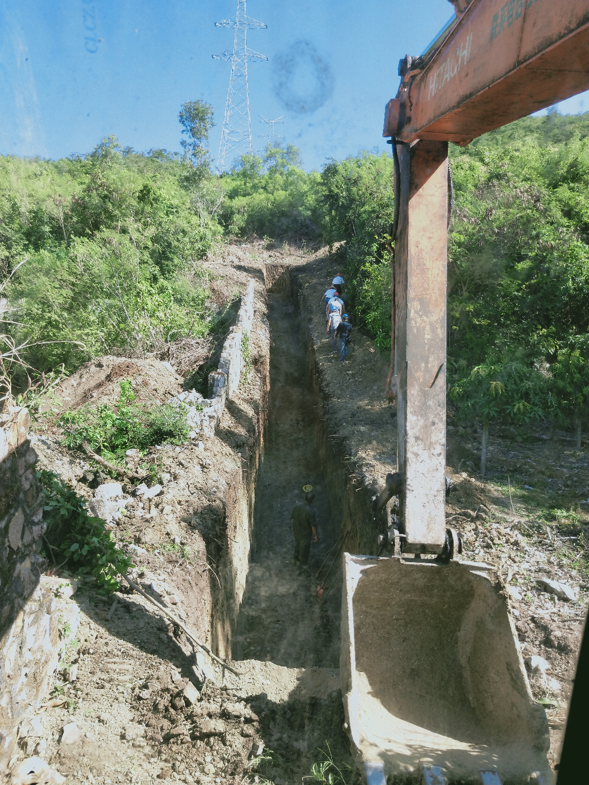 山上45度斜坡挖沟分享经验请老师傅多多指教