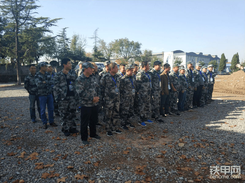 下午一行人來到了卡特彼勒青州工廠開始駕駛體驗(yàn)環(huán)節(jié)。