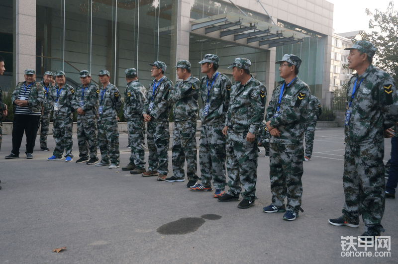 早晨的晨练，六点半全体特种兵出动参加晨练，我还在睡梦中就被叫醒了<img class="smiley" src="/img/smiley/new/tiejia3.gif">