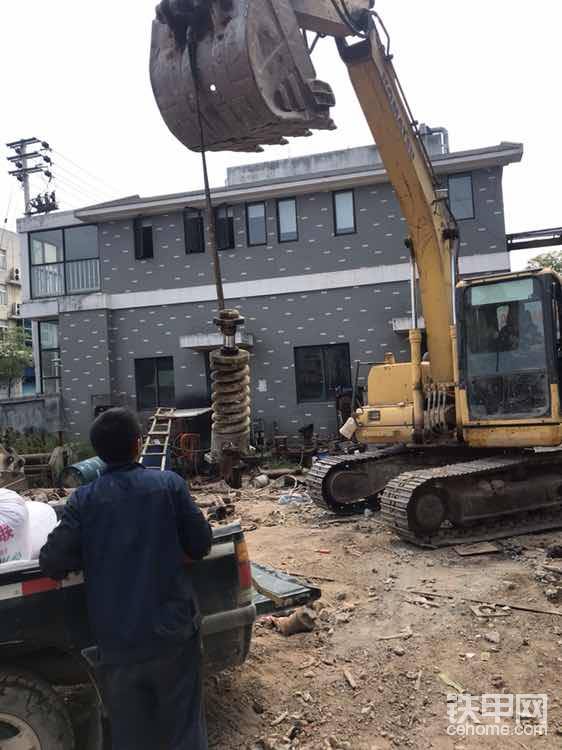 忘了還有只住友100A1了，破歸破總體來說大毛病沒有小毛病不斷。日立200-5已經(jīng)趴窩，放棄治療，無力回天了。最近在趕工期，又逢連日陰雨，又逢八部挖機(jī)一半不穩(wěn)定。哎無力吐槽了，畢竟又一半的老爺車，怪誰呢……只求未來會更好，少修車，多賺錢。作為老板要善待駕駛員，作為駕駛員也要善待自己的機(jī)子。相信明天會更好。鐵友們 一同努力吧共創(chuàng)美好的未來。