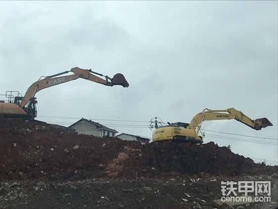 这是我和朋友的挖掘的合影，最近这边经常下雨，刚开始在工地干活，好不好以后才能知道。等首保的时候再跟大家分享点图片吧！！