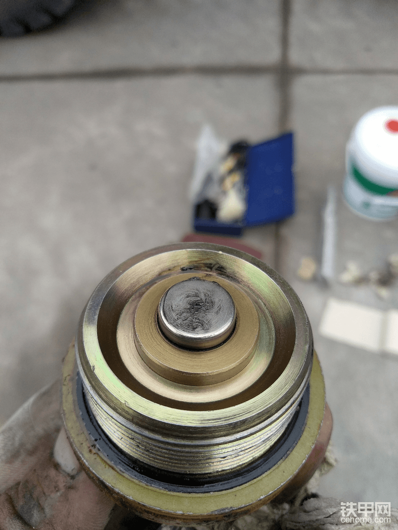 这个油底壳螺丝拆下来有一点铁粉，应该是正常磨损。用纸搽干净就可以了。