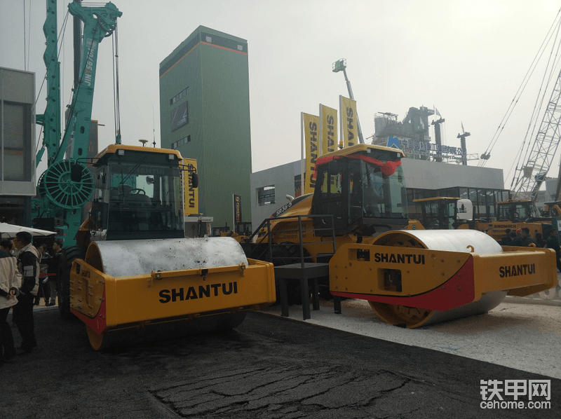 现场有三款道路机械，国Ⅳ排放SR36-5全液压压路机、无人驾驶SR26W遥控型液压单驱压路机、智平先锋SG16-5平地机。