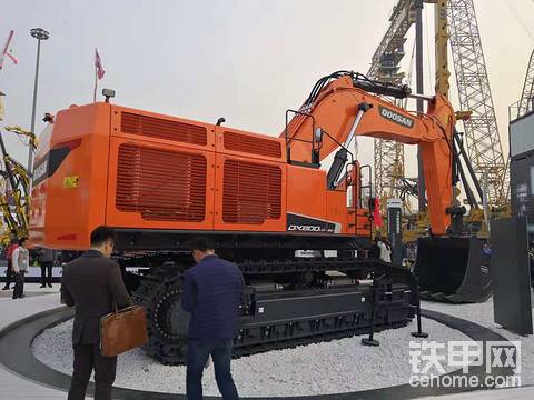 DX800LC-9C看上去很霸氣吧。它的發(fā)動機在世界一流工廠制造，可靠強勁，使用壽命的長期性也得到保證，即使在條件最惡劣的施工場所，也能讓挖掘機快速有效地運行。\n\nDX800LC-9C優(yōu)化了可選運行模式，采用一鍵控制工作模式，提供可自主選擇的動臂\/回轉優(yōu)先級控制，方便應對各種工作環(huán)境，操作更加舒適，生產率進一步提升。