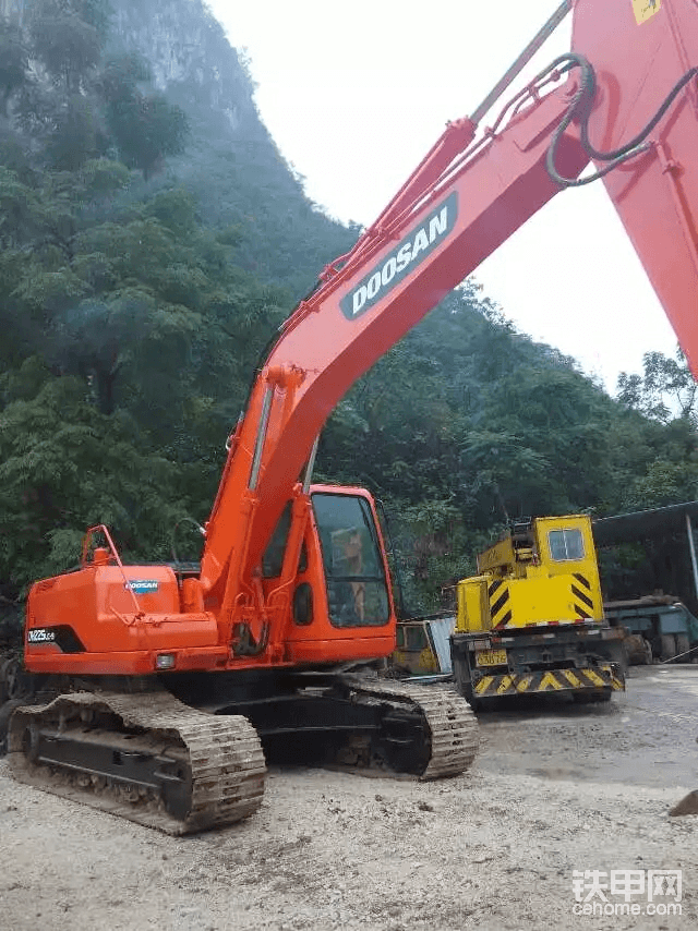 斗山220-5,沒太多錢找來選去只有它了，不是很貴，山東挖機，和它的前任經(jīng)歷了兩天的弒殺，130500成交?。?！七七八八一算只能出這么多錢了，應為沒錢??它的前任看我可憐就給我了<img class="smiley" src="/img/smiley/new/tiejia76.gif"><img class="smiley" src="/img/smiley/new/tiejia76.gif"><img class="smiley" src="/img/smiley/new/tiejia76.gif">